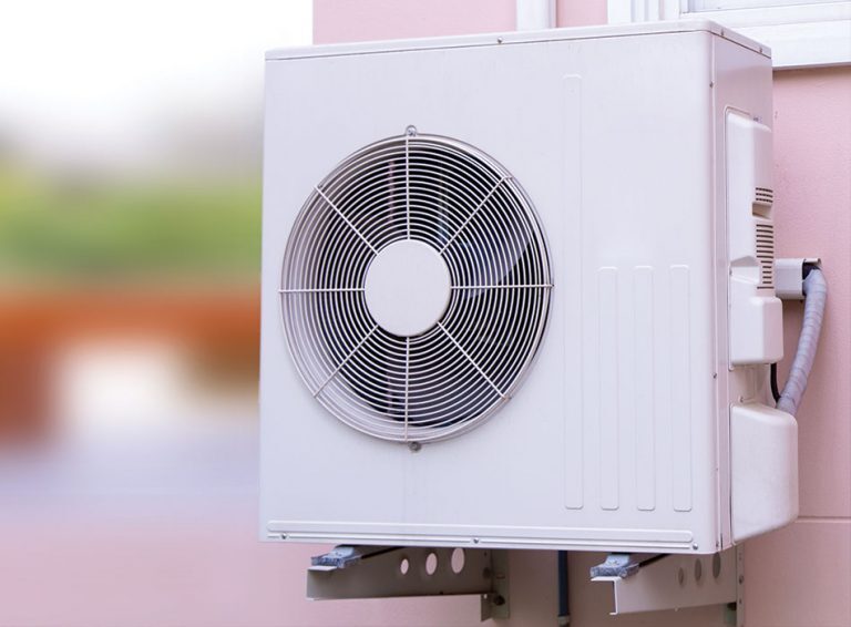 Une pompe en chaleur en gros plan
