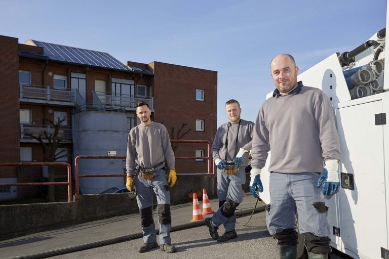 Trois techniciens Hygelys (Logista Hometech) posent devant leur camion