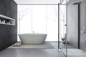Une grande salle de bain avec une baignoire et une douche