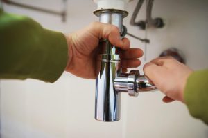 Une canalisation est bouchée et réparée par un plombier.