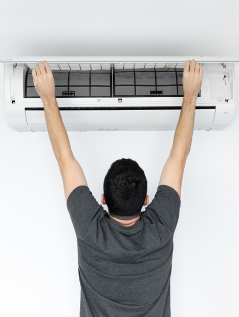 Un technicien Logista Hometech entretient une climatisation réversible