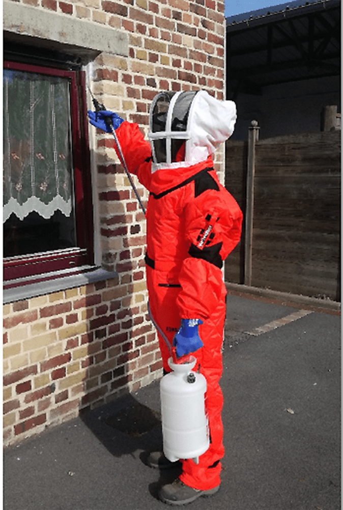 Un technicien Hygelys traitant les insectes volants