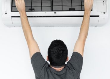 Un technicien Logista Hometech entretient une climatisation réversible