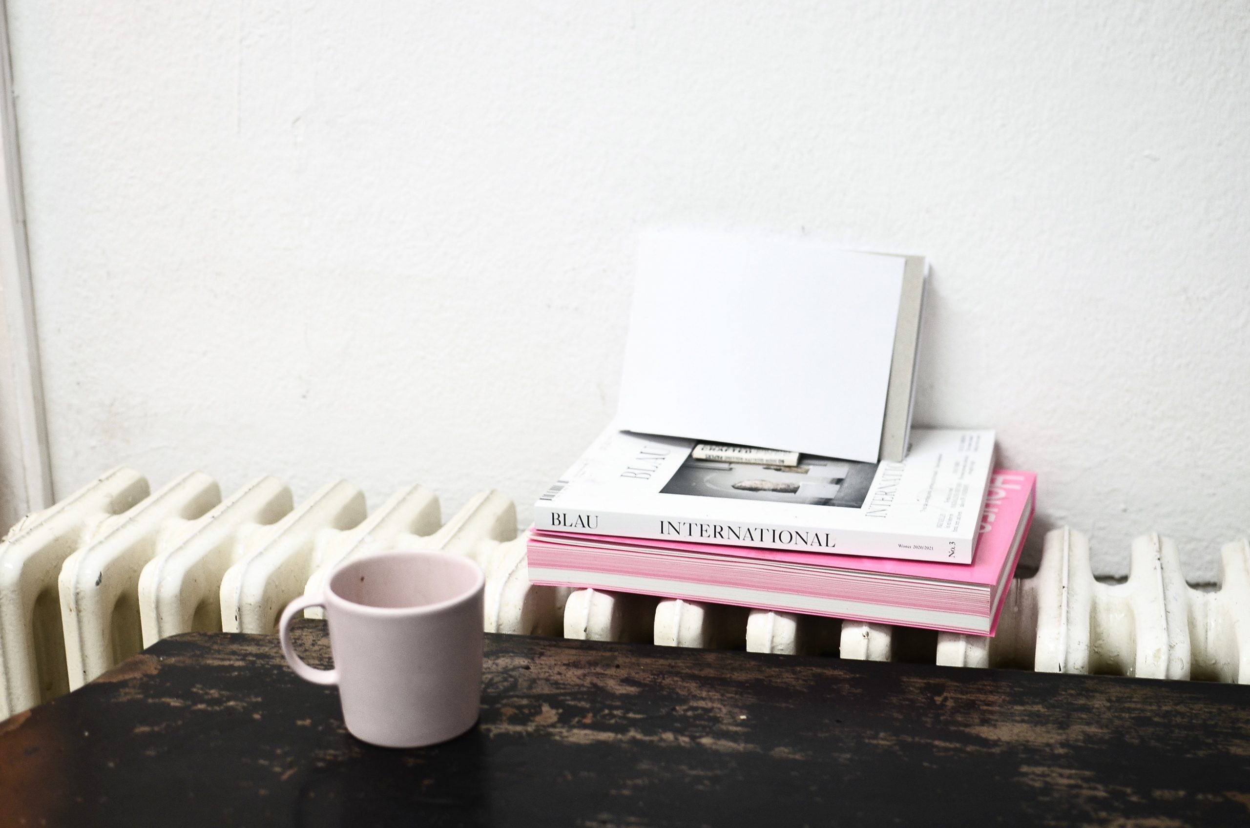 Des livres posés sur un radiateur