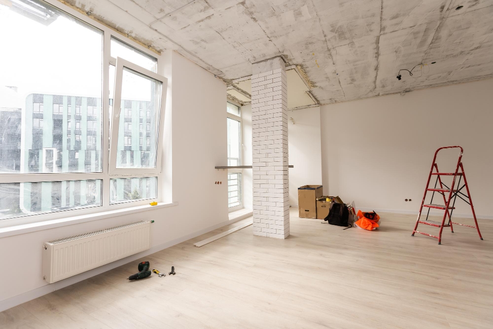 Une pièce en rénovation avec un radiateur de chauffage