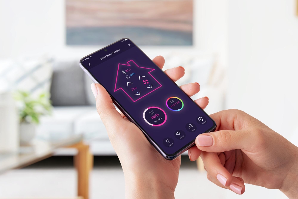 Une personne qui règle son thermostat de chaudière depuis son smartphone