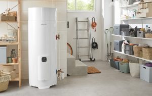 Un chauffe-eau Atlantic dans un garage pour la production d'eau chaude sanitaire
