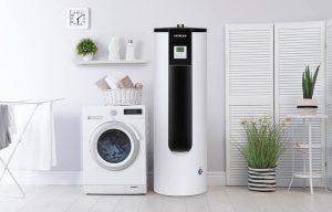Un chauffe-eau thermodynamique Hitachi avec une machine à laver dans une buanderie