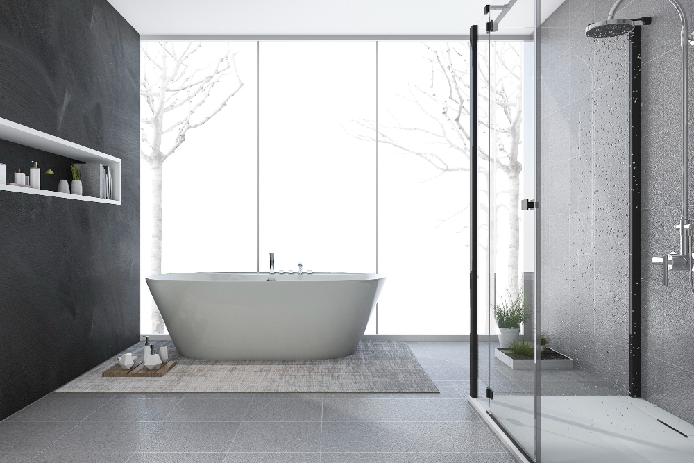 Une grande salle de bain avec une baignoire et une douche