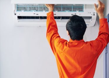 Un technicien Logista Hometech entretient une climatisation réversible