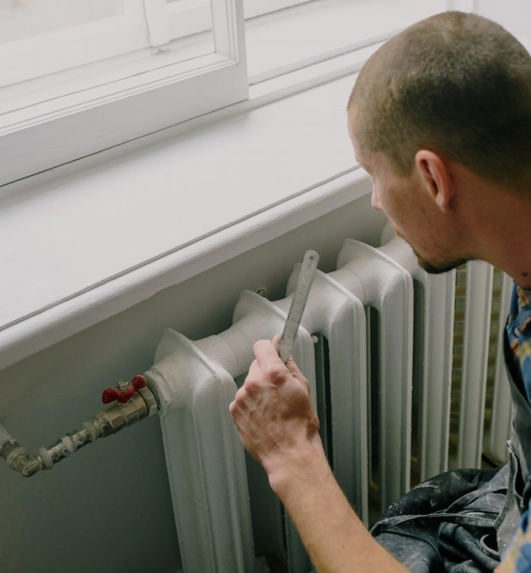 Un technicien Logista Hometech installe un radiateur