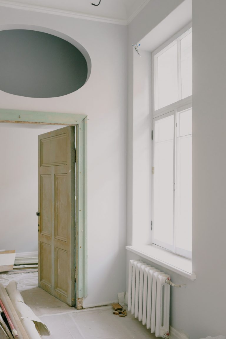Radiateur sous un fenêtre dans une maison en travaux