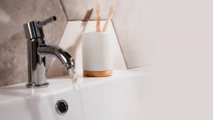Un robinet avec de l'eau filtrée par un adoucisseur d'eau