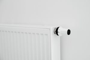 Un radiateur avec une tête thermostatique