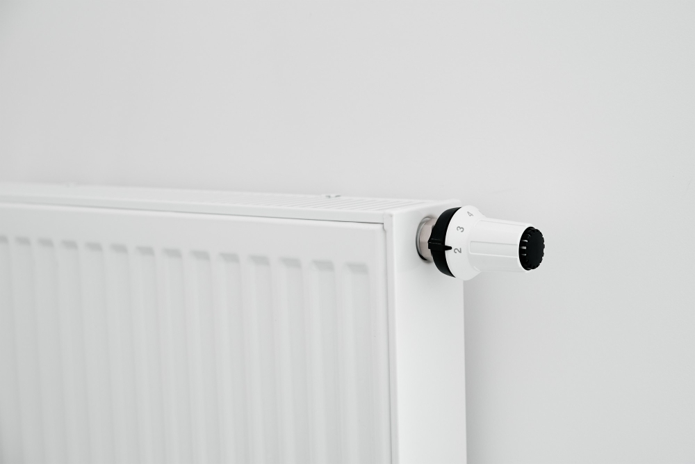Un radiateur avec une tête thermostatique