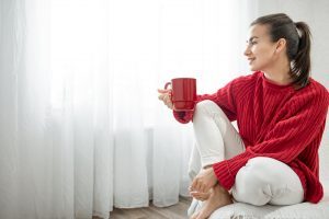 Une femme réfléchit au meilleur moment pour changer sa chaudière