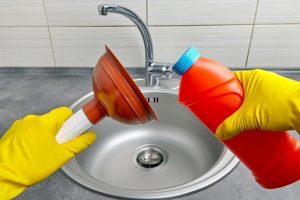 Le débouchage de canalisation ventouse et produit chimique