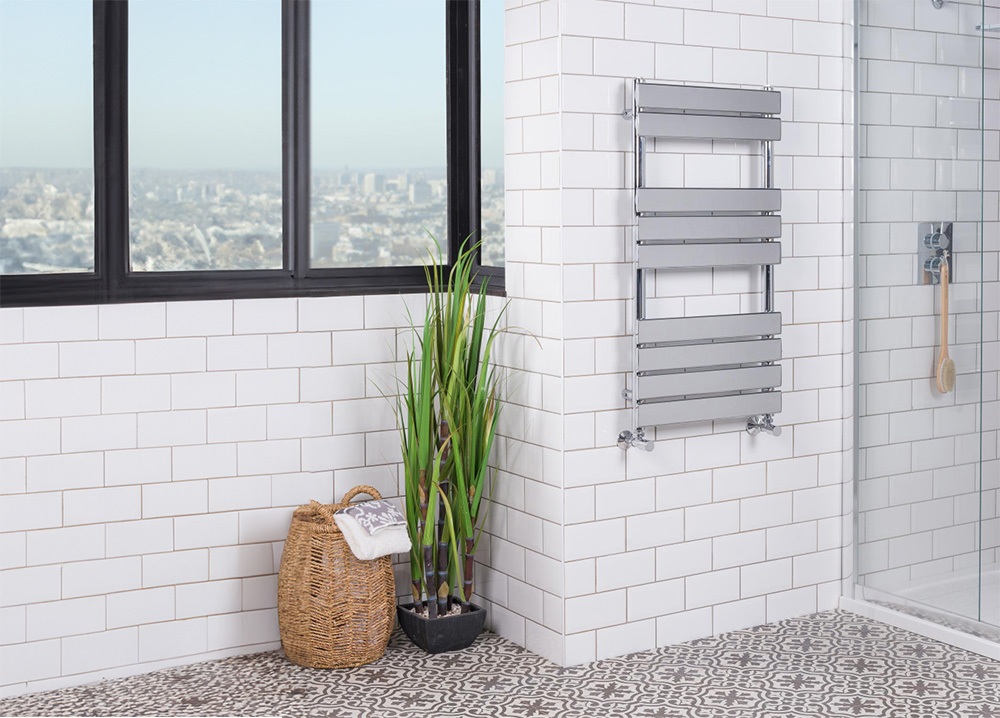 Un radiateur sèche serviette dans une salle de bain