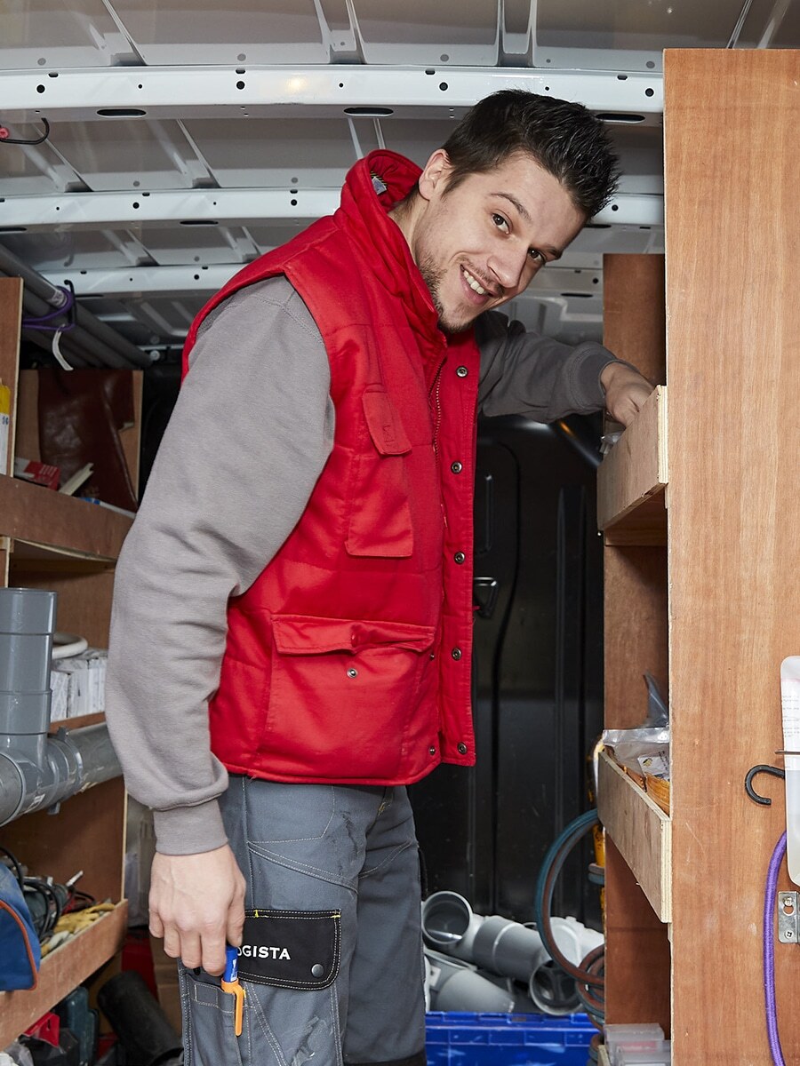 Technicien Logista Hometech dans son camion
