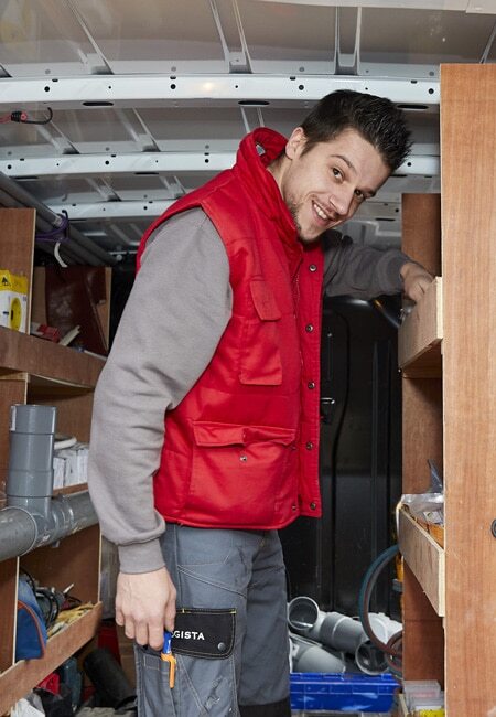 Un technicien de Logista Hometech dans sa camionnette