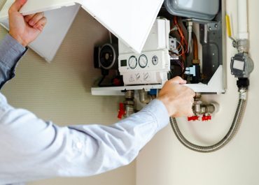 Un plombier chauffagiste Logista Hometech entretient un chaudière gaz