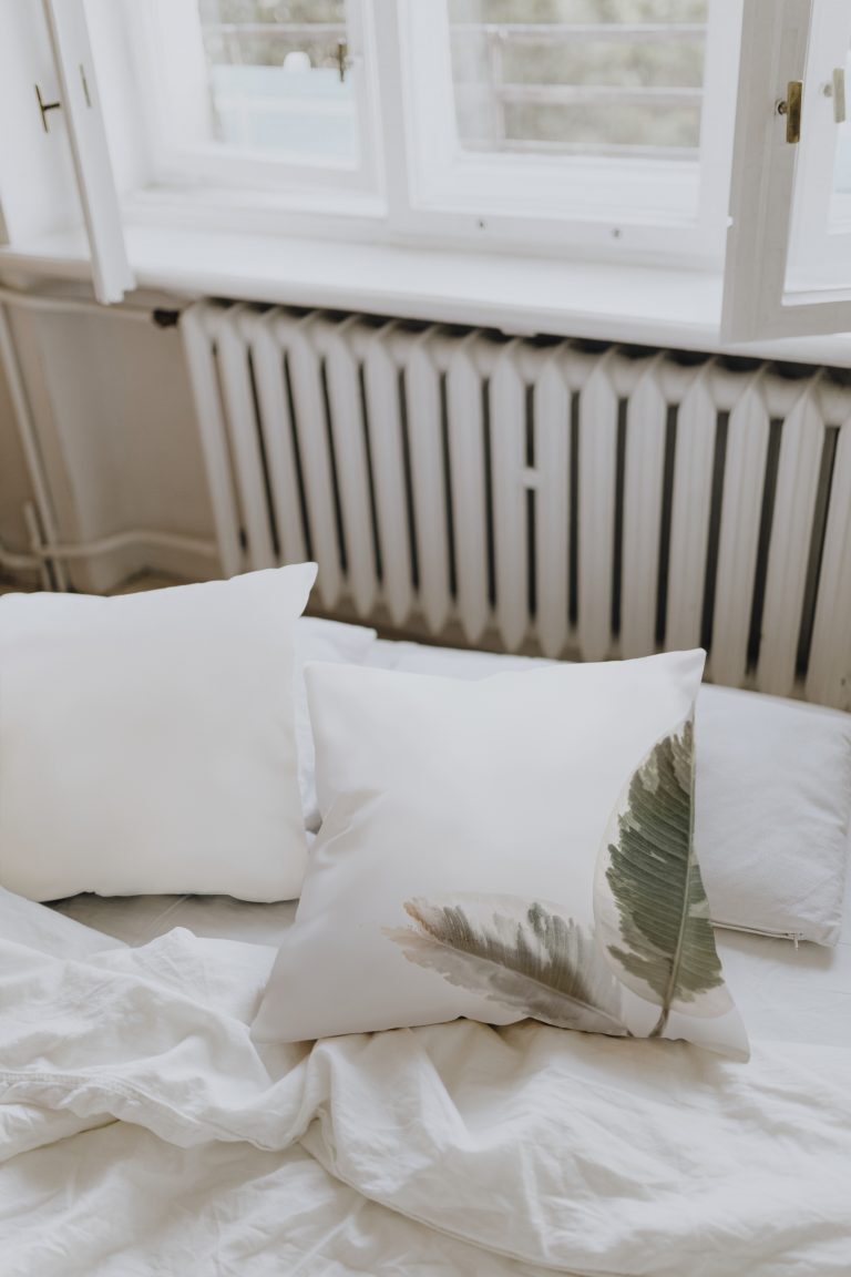 Un radiateur dans une chambre fonctionnant grâce à une chaudière fioul