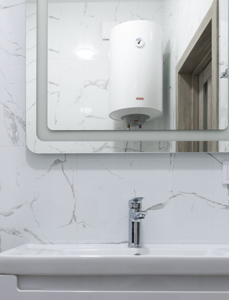 Chauffe-eau thermodynamique dans une salle de bain moderne