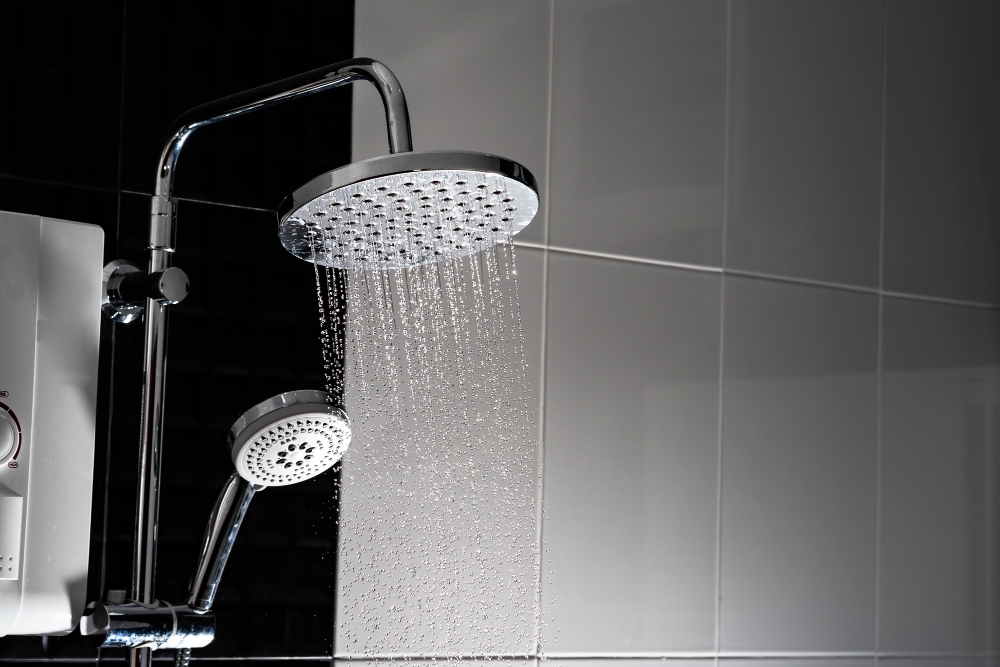 Une douche avec de l'eau traitée par un adoucisseur