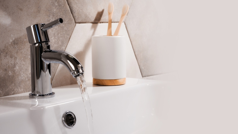 Un robinet avec de l'eau filtrée par un adoucisseur d'eau