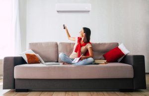 Pompe à chaleur air/air au dessus d'un canapé
