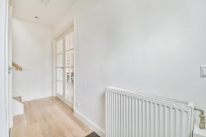 Un radiateur parfaitement équilibré accrocher au mur