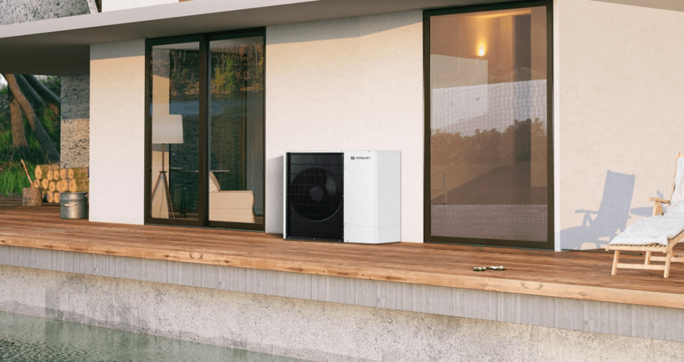 Une pompe à chaleur monobloc de la marque Frisquet sur une terrasse
