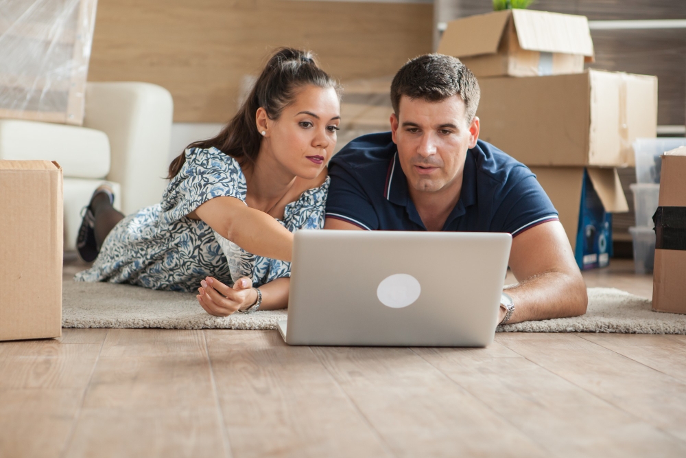 Un couple regardant les réglementations en matière de chauffage