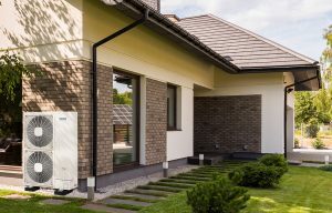 Une unité extérieure de pompe à chaleur Hitachi sur un mur d'une maison indépendante