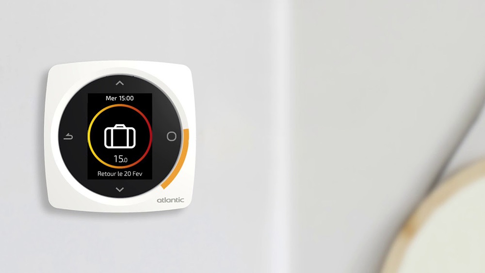 un thermostat sur un mur pour régler la température