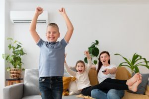 Une unité intérieure dans un salon avec une famille