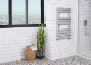 Un radiateur sèche serviette dans une salle de bain