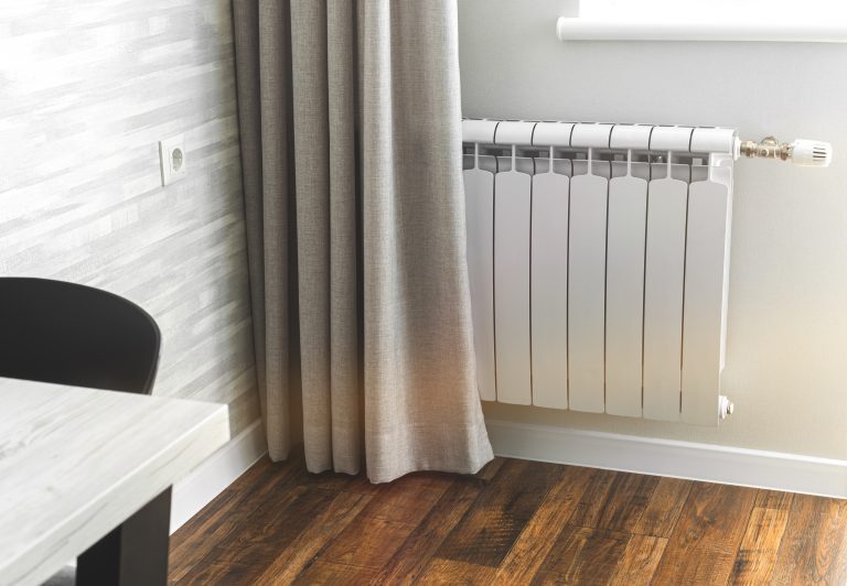 Un radiateur sur le mur d'un bureau