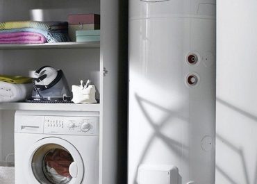 Chauffe-eau thermodynamique Chaffoteaux installée dans une buanderie