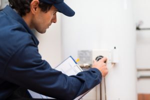 Un plombier chauffagiste Logista Hometech répare une panne