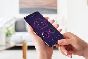 Une personne qui règle son thermostat de chaudière depuis son smartphone