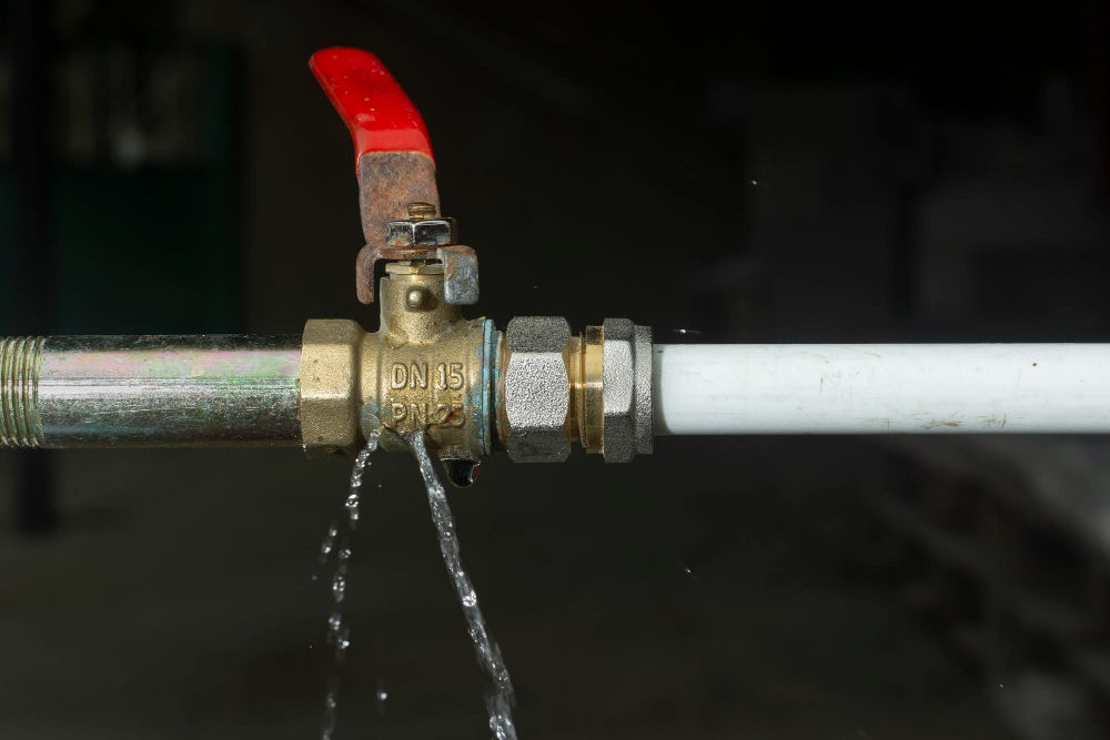 Une fuite sur le robinet d'arrivée d'eau 