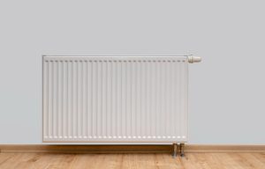 Un radiateur électrique connecté dans un salon