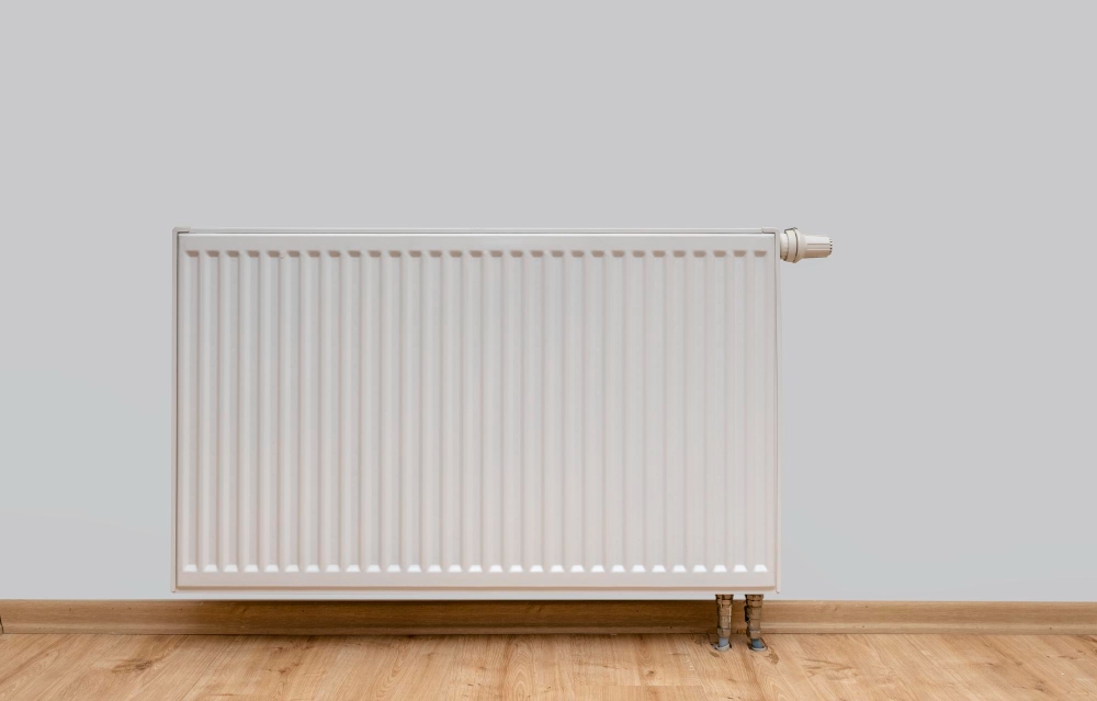 Un radiateur électrique connecté dans un salon