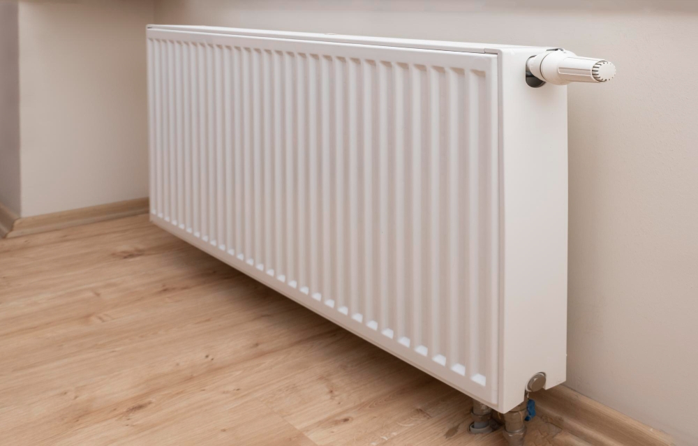 Un radiateur électrique connecté dans un salon